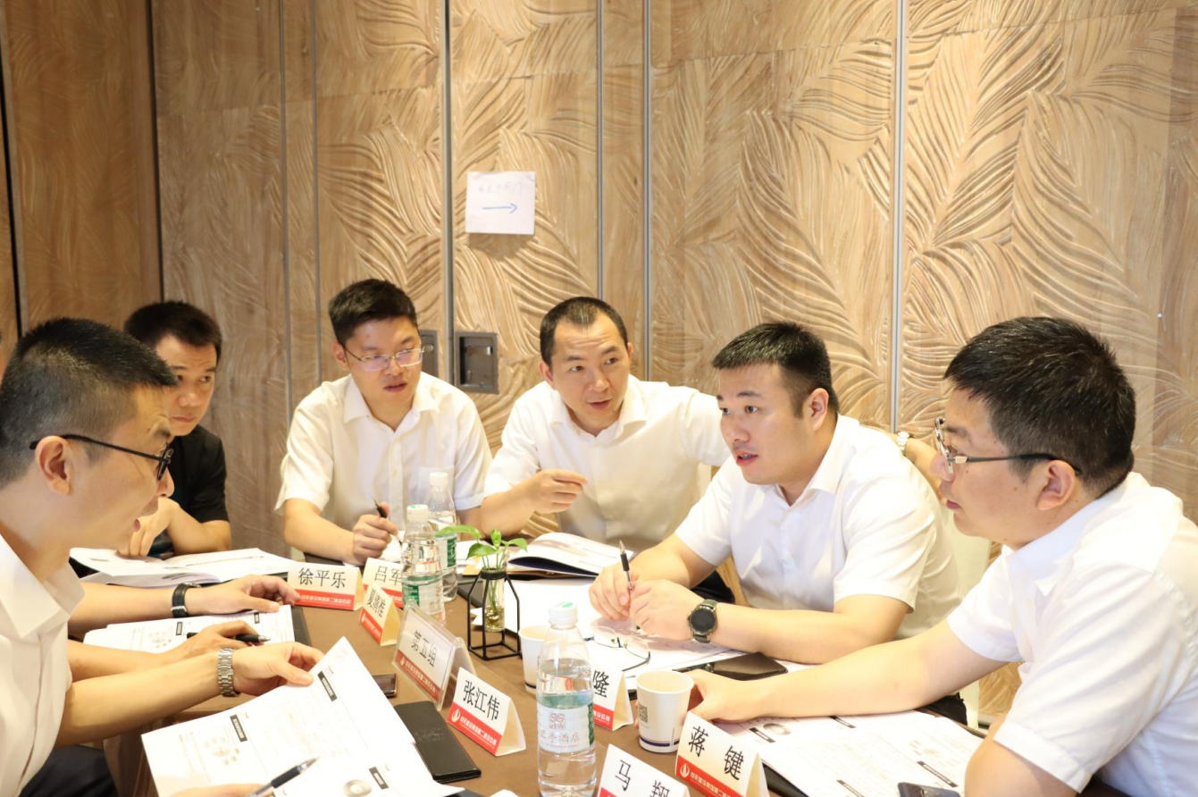 2021年6月25日-26日，快盈lll二建组织开展了2021年中高层主管执行力培训。本次培训特邀清华、北大、上海交大总裁班讲师，中国企业家协会特聘高级讲师许晋老师进行授课。