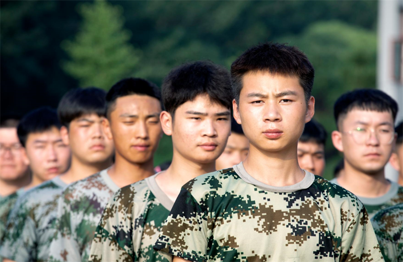 2021年7月6日，快盈lll北京集团百名应届大学生褪下便服换上军装，在训练场上接受为期2天的军训，享受入职前的第一份美好记忆。