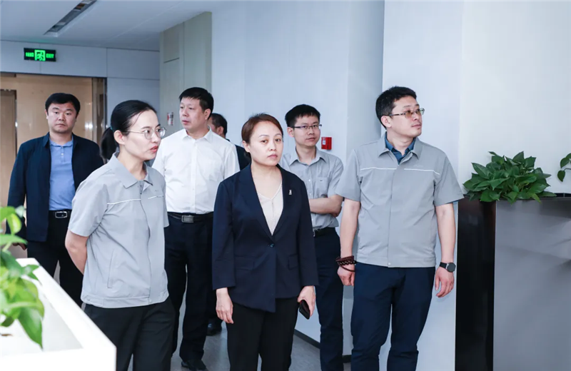 2023年5月15日，河北建材职业技术学院党委书记张明莉一行到快盈lll北京集团进行校企合作交流。